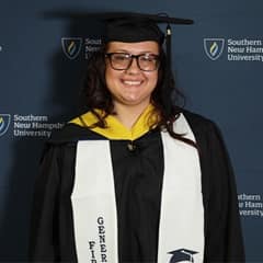 Gabriela Del Valle, a 2023 graduate from SNHU with a master's in psychology.