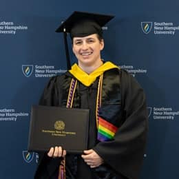 Jenny McCracken, a 2024 bachelors in business administration graduate from SNHU.