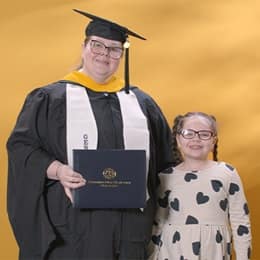 Jessica Yonice Vazquez, a 2024 graduate who earned her master’s in human resource management at SNHU standing with her daughter. 