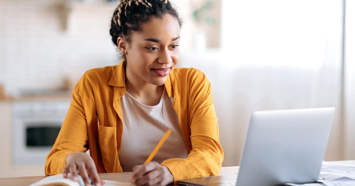 A college student completing work in her online college course